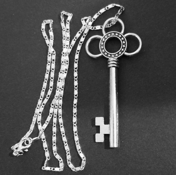 Vintage Inspired Key ..925 Sterling Silver Necklac - Picture 2 of 3